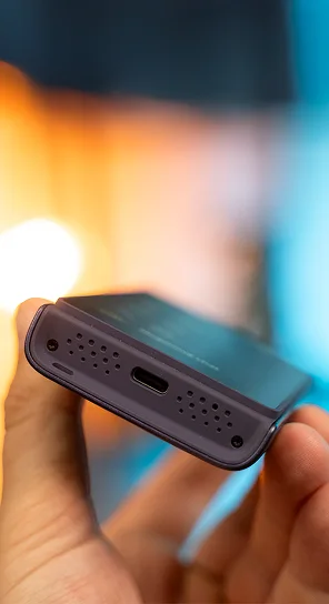 Vasco Q1, показан отдолу, с акцент върху мощните му високоговорители.