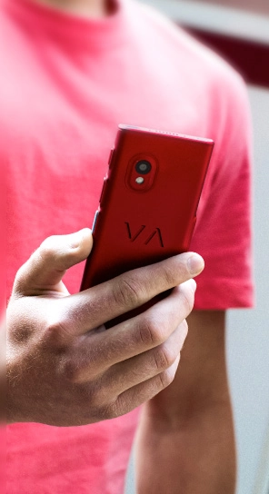 Изглед отзад на Vasco Translator V4 с ясно видими странични бутони.