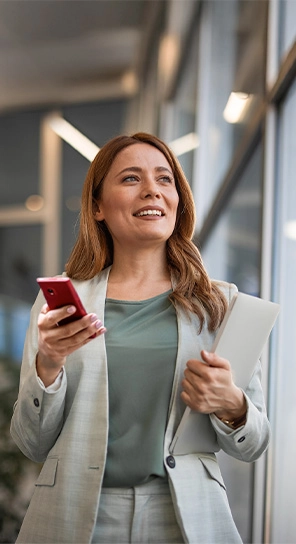 Човек, който подава Vasco Translator V4 на друг човек, демонстрира как се използва и подчертава 10-те преводачески алгоритми, които поддържа.