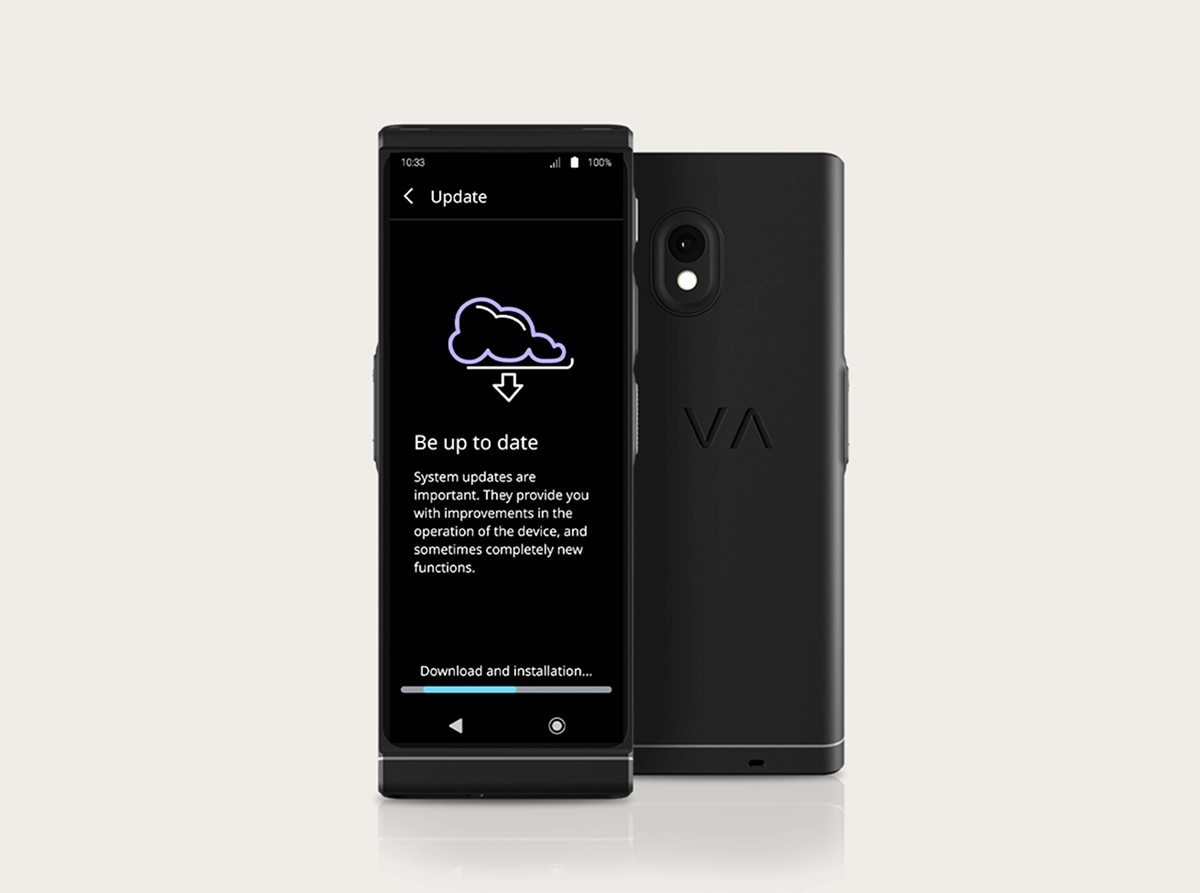 Студийна снимка на Vasco Translator V4, показваща интерфейса за актуализация на системата. Две черни устройства са разположени едно до друго: едното е обърнато напред, а другото е обърнато назад. Екранът показва икона на облак със стрелка за изтегляне, заглавие „Бъдете актуални“ и лента за напредък в долната част с надпис „Изтегляне и инсталиране...“. Задният изглед показва камерата с два обектива и релефното лого „VA“.